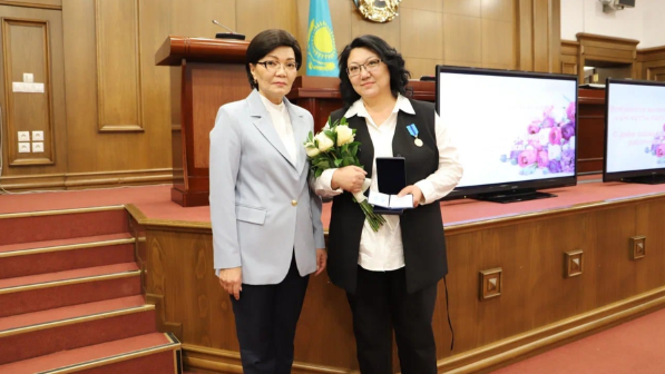 Социального работника Центра «Аяла» наградили за трудовые заслуги