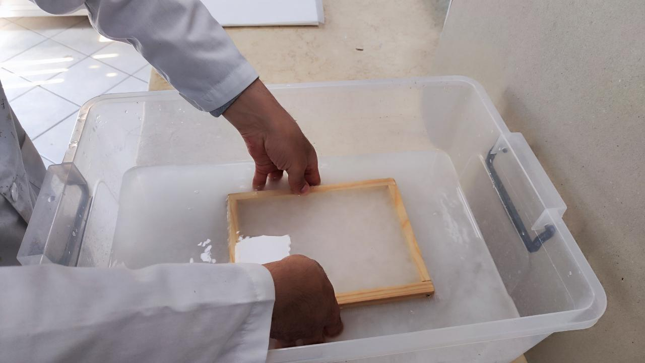 В Национальном центре рукописей и редких книг впервые начали внедрять метод ручного литья бумаги