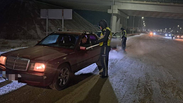 Около 30 автомобилей с летними шинами не выпустили на трассу в Карагандинской области