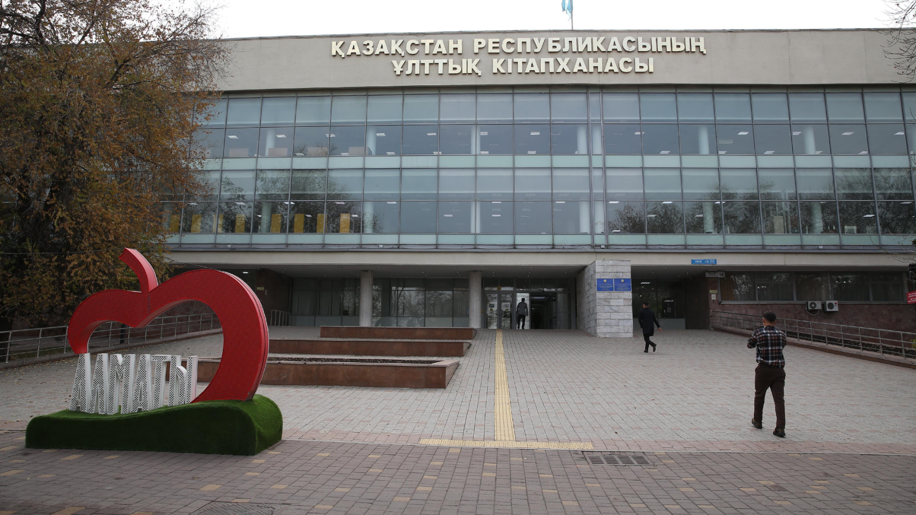 Аким Алматы посетил спортивный комплекс и Национальную библиотеку