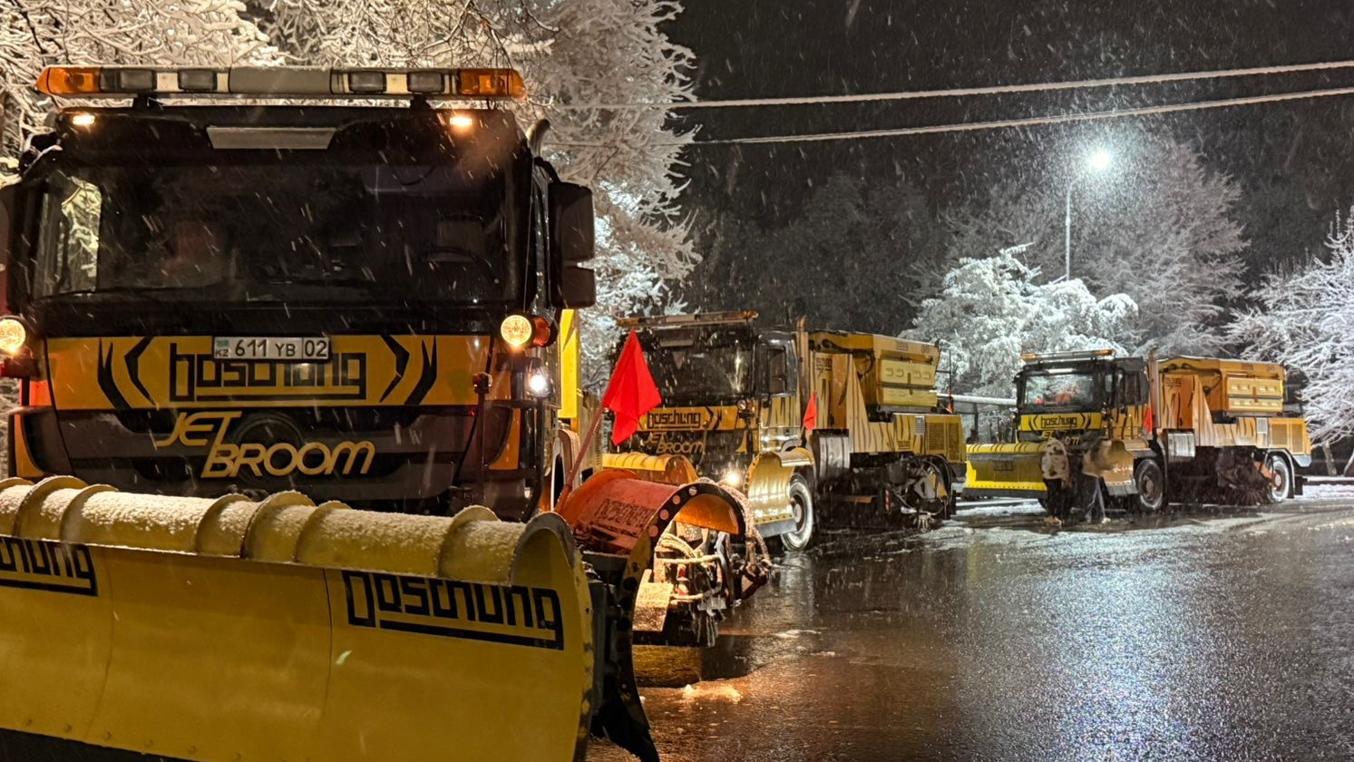 В Алматы устраняют гололед и продолжают круглосуточную уборку улиц от снега
