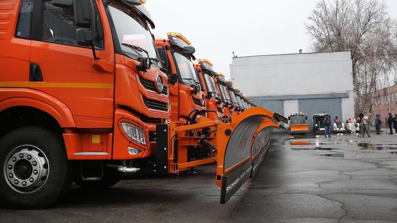 Ауэзовский район готов к зиме: на уборку улиц выйдут более 700 рабочих и 160 единиц техники