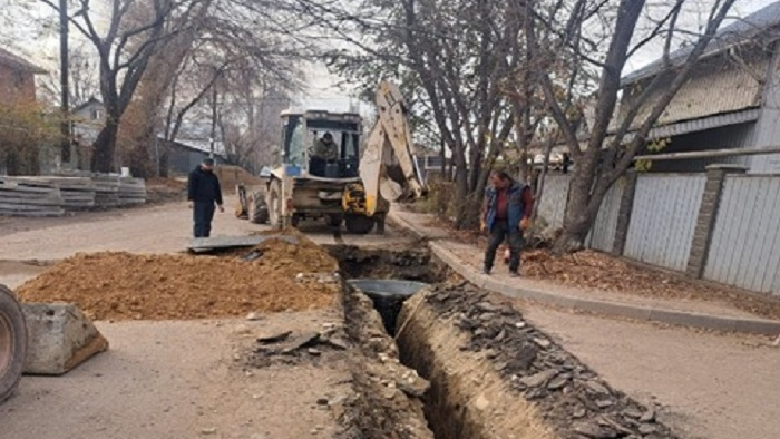 В Жетысуском районе завершаются ключевые проекты по реконструкции водо- и теплосетей