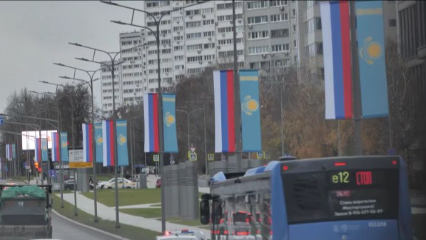 Небесно-голубые флаги Казахстана украсили улицы Москвы