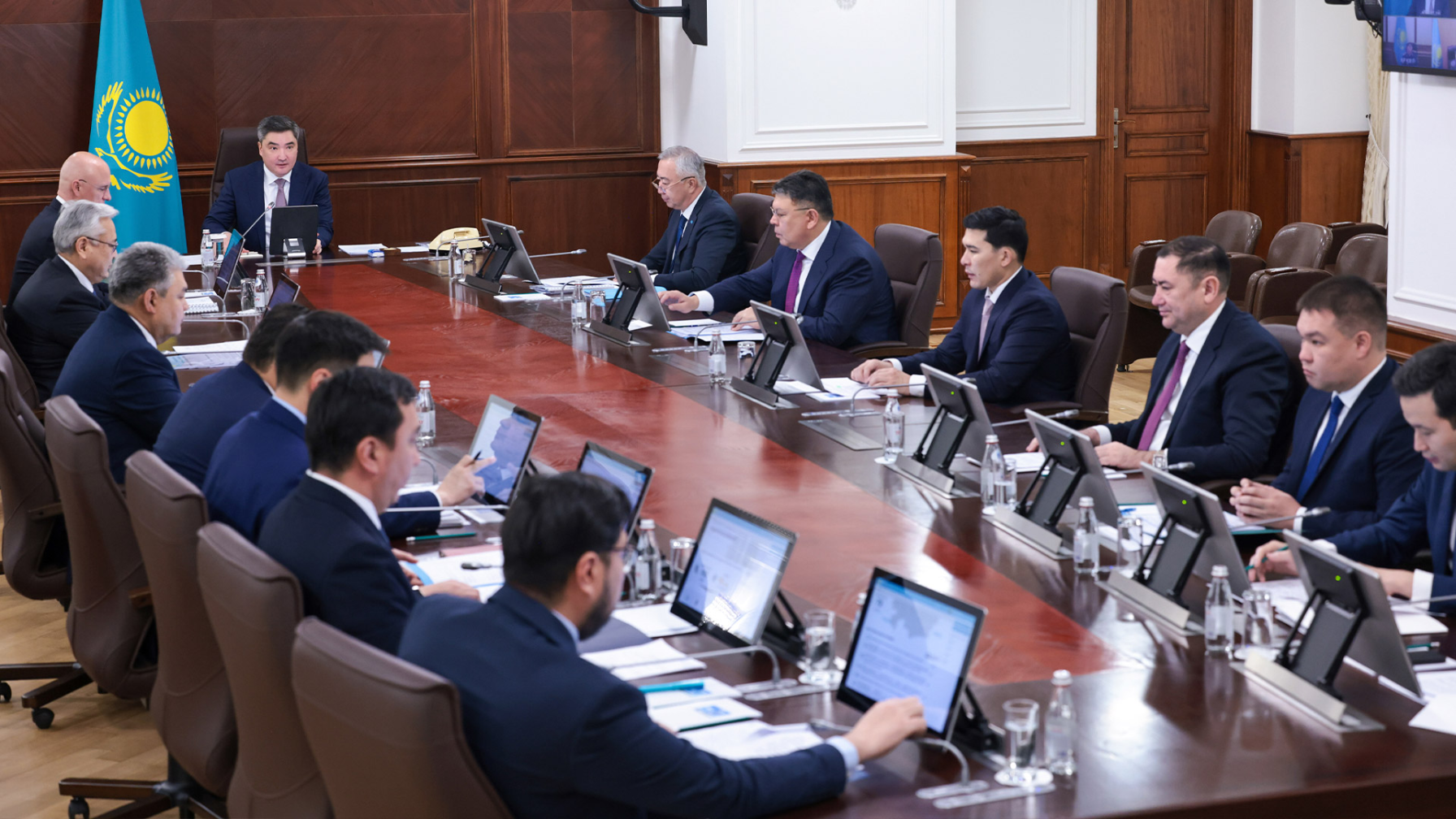 Олжас Бектенов поручил усилить контроль за модернизацией железнодорожных вокзалов