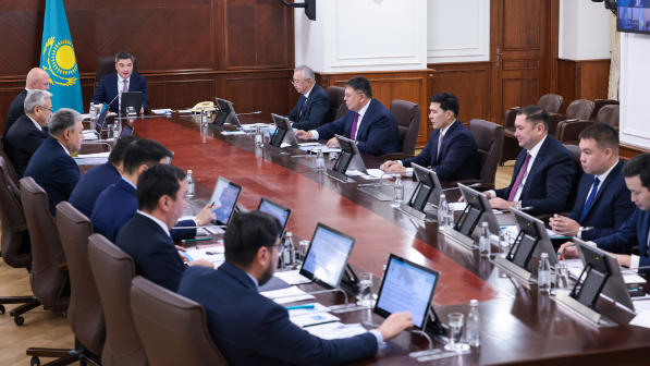 Олжас Бектенов поручил усилить контроль за модернизацией железнодорожных вокзалов