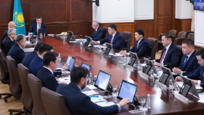 Олжас Бектенов поручил усилить контроль за модернизацией железнодорожных вокзалов