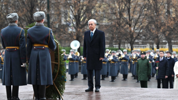Касым-Жомарт Токаев возложил цветы к памятнику-мемориалу «Могила неизвестного солдата»