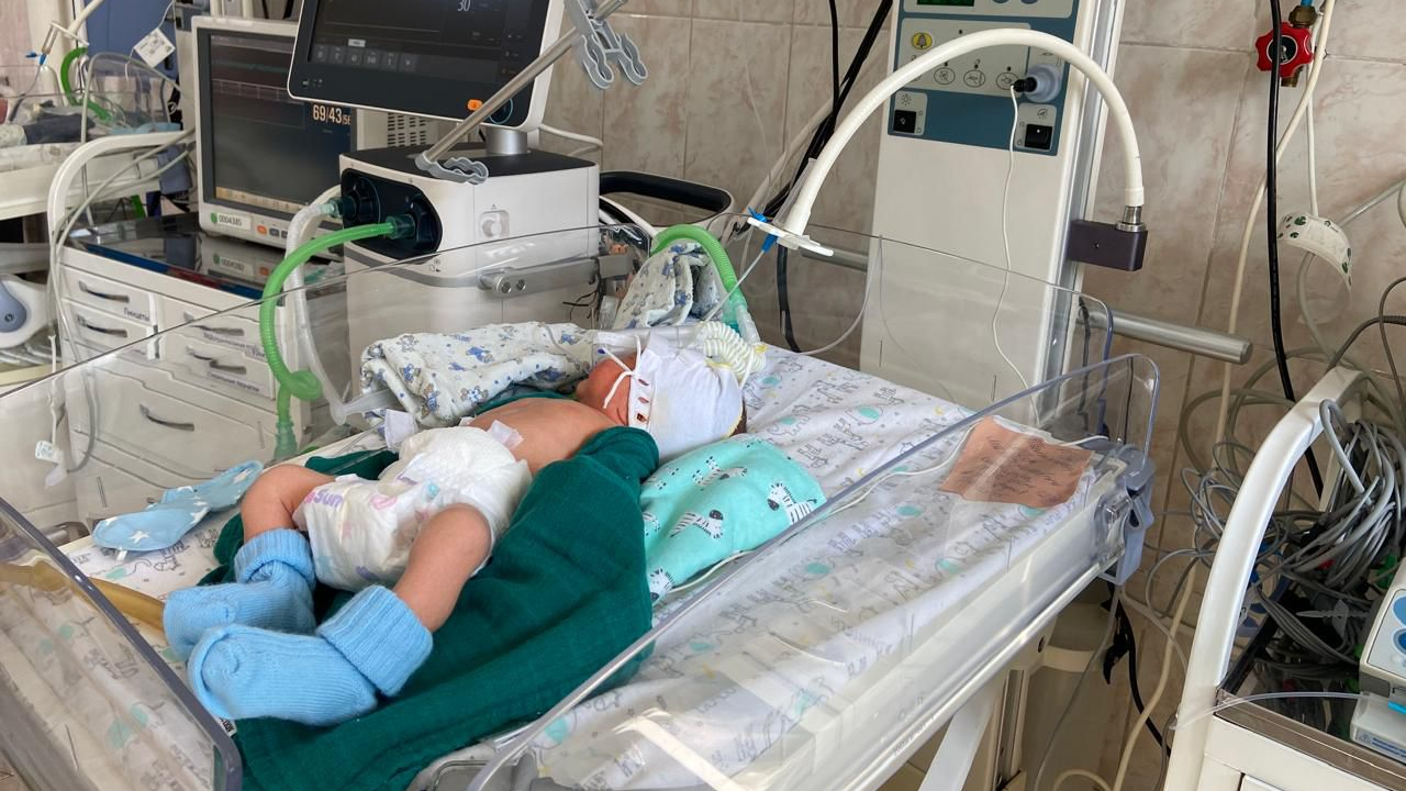 64 дня борьбы за жизнь: в Алматы выходили младенца весом 700 граммов