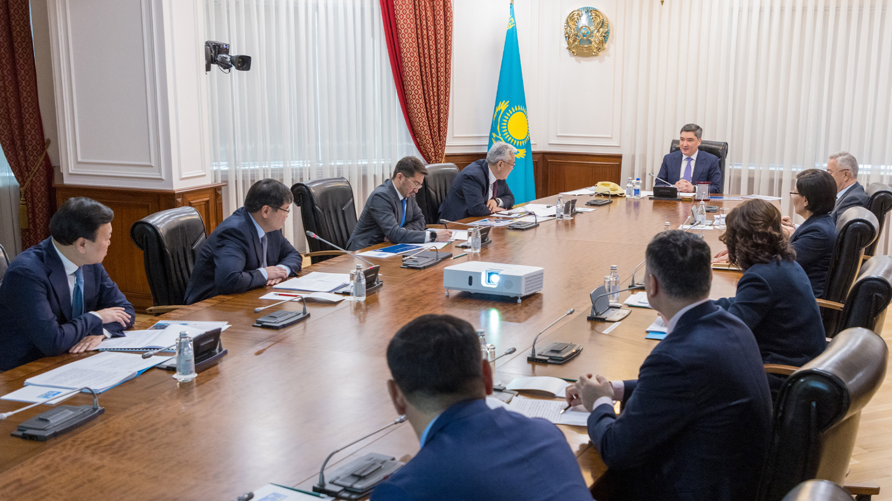 Олжас Бектенов провел совещание по вопросам совершенствования системы соцподдержки населения