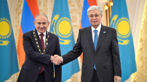 Токаев наградил Премьер-министра Армении орденом «Алтын Қыран»