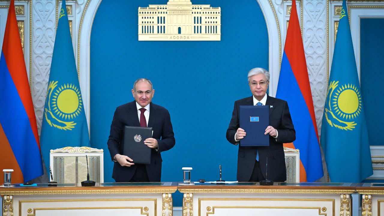 Глава государства провел переговоры с Премьер-министром Армении