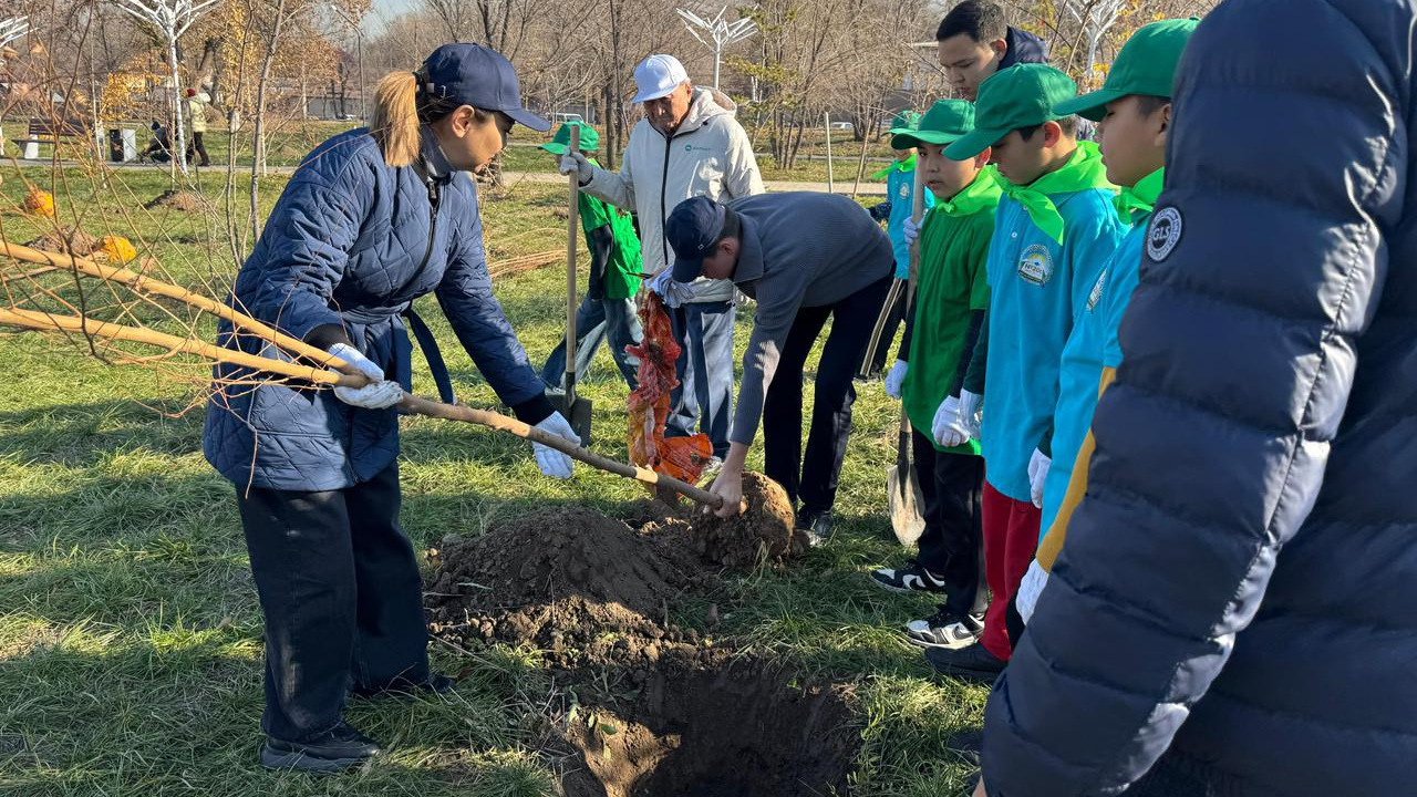 В Наурызбайском районе Алматы продолжается массовая посадка деревьев