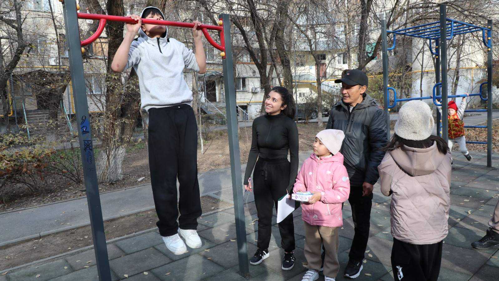 В Алмалинском районе прошли семейные соревнования «Весёлые старты»