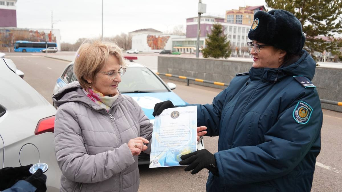 «Ни одного нарушения за 30 лет»: патрульные наградили образцовую автолюбительницу
