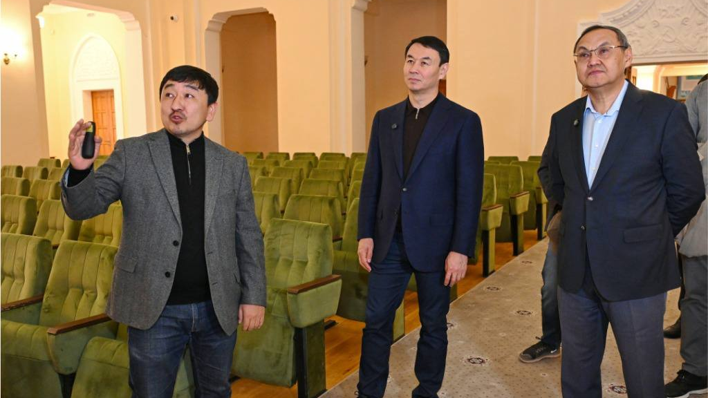 Аким Алматы проверил ход реконструкции РФМШ и капитального ремонта «Ғылым ордасы»