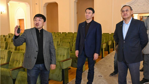 Аким Алматы проверил ход реконструкции РФМШ и капитального ремонта «Ғылым ордасы»