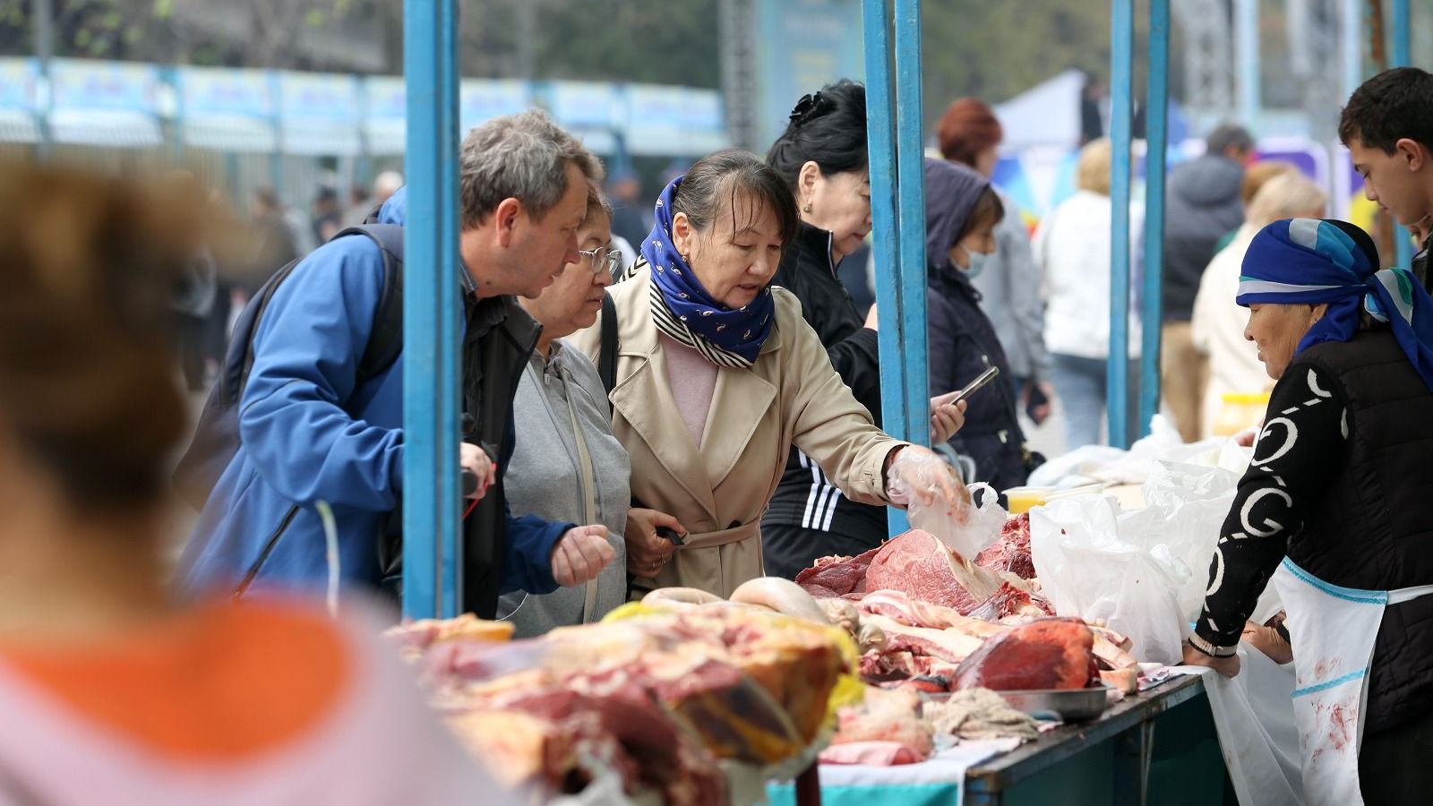 В Алматы зафиксируют цены на мясо кур и сахар