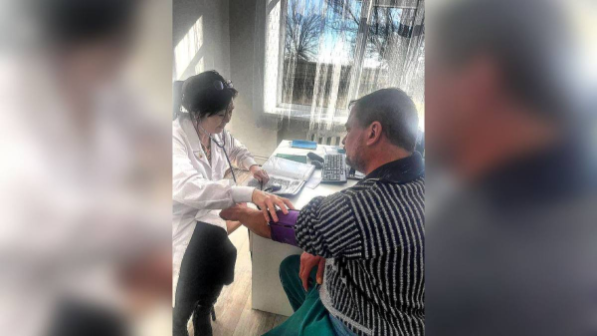 Полицейский в области Абай оказал экстренную помощь водителю грузовика