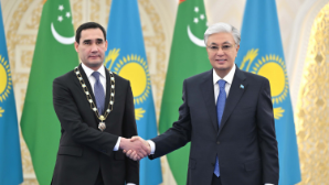 Глава государства наградил Президента Туркменистана орденом «Алтын Қыран»