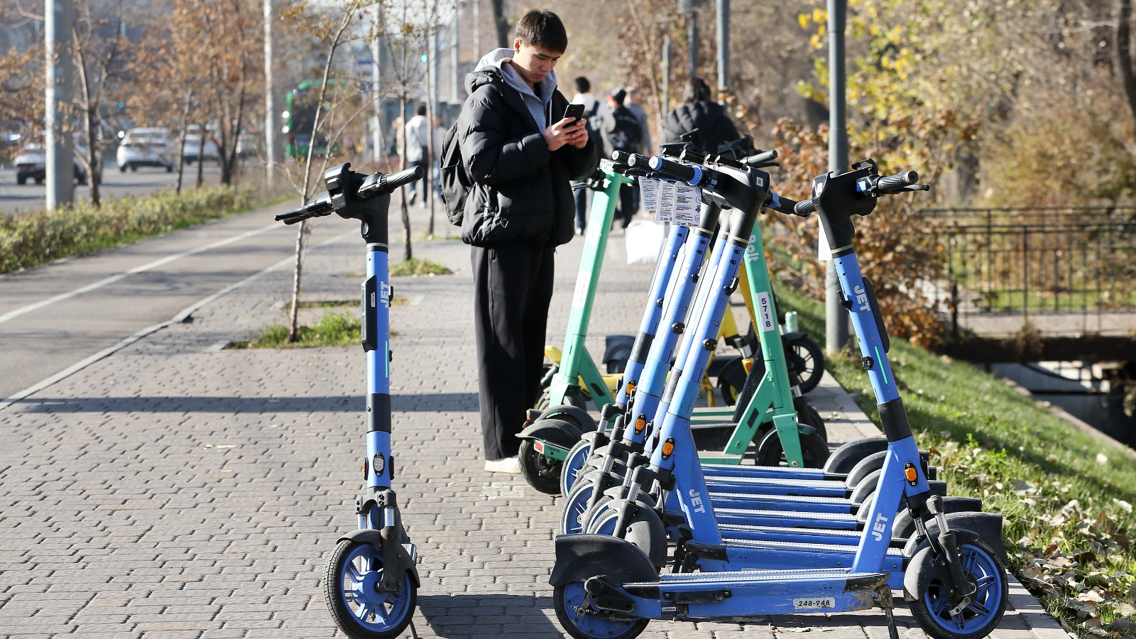 Кикшеринговые компании Алматы отреагировали на инициативу Мажилиса по "выдавливании" самокатов с тротуаров