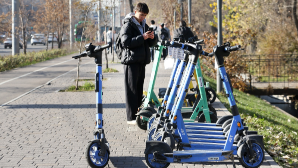 Кикшеринговые компании Алматы отреагировали на инициативу Мажилиса по "выдавливании" самокатов с тротуаров