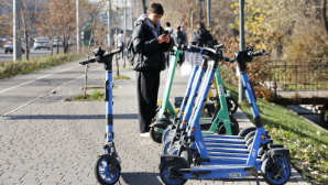 Кикшеринговые компании Алматы отреагировали на инициативу Мажилиса по "выдавливании" самокатов с тротуаров