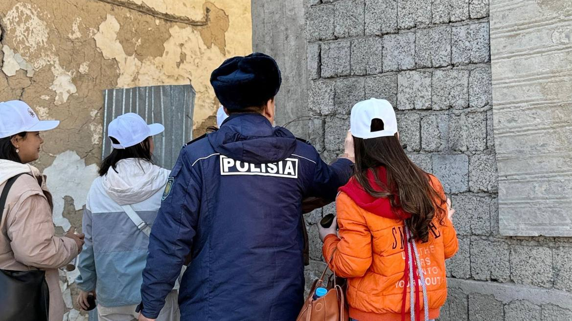 Полиция и волонтеры закрасили около 200 наркограффити в Туркестане