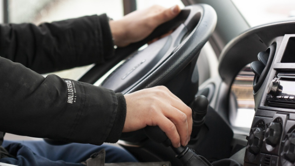 В области Абай задержали девушку, обещавшую «помочь» с получением водительских прав