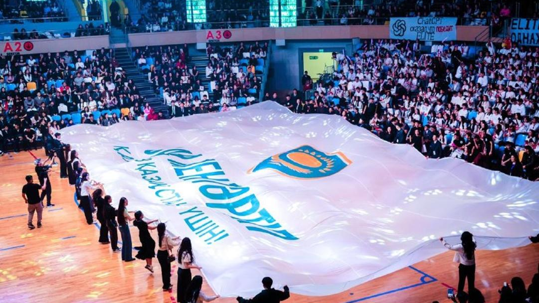 В Астане раскрыли самый большой флаг «Закон и порядок» на посвящении в студенты