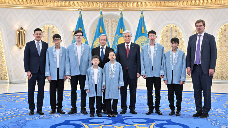 Глава государства встретился с призерами чемпионатов мира по шахматам