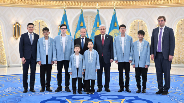 Глава государства встретился с призерами чемпионатов мира по шахматам