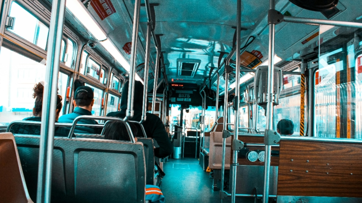 В области Абай наказали кондуктора за принудительную высадку ребенка из автобуса