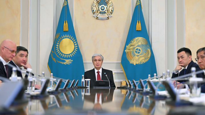 Глава государства провел совещание по развитию региональных грузовых авиахабов