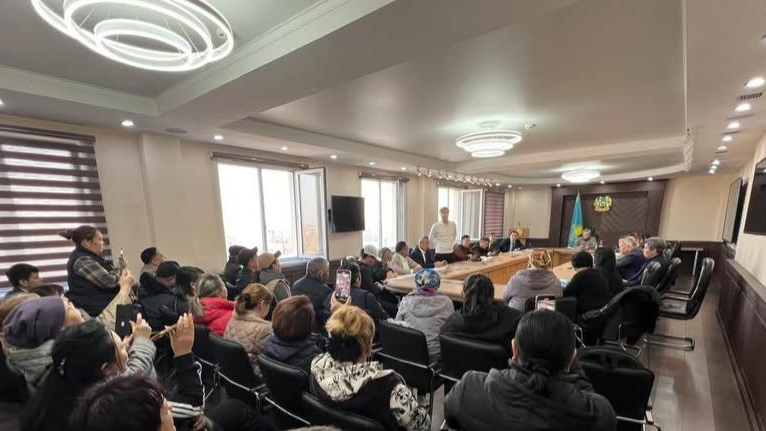 Замакима Алматы встретился с жителями Алатауского района