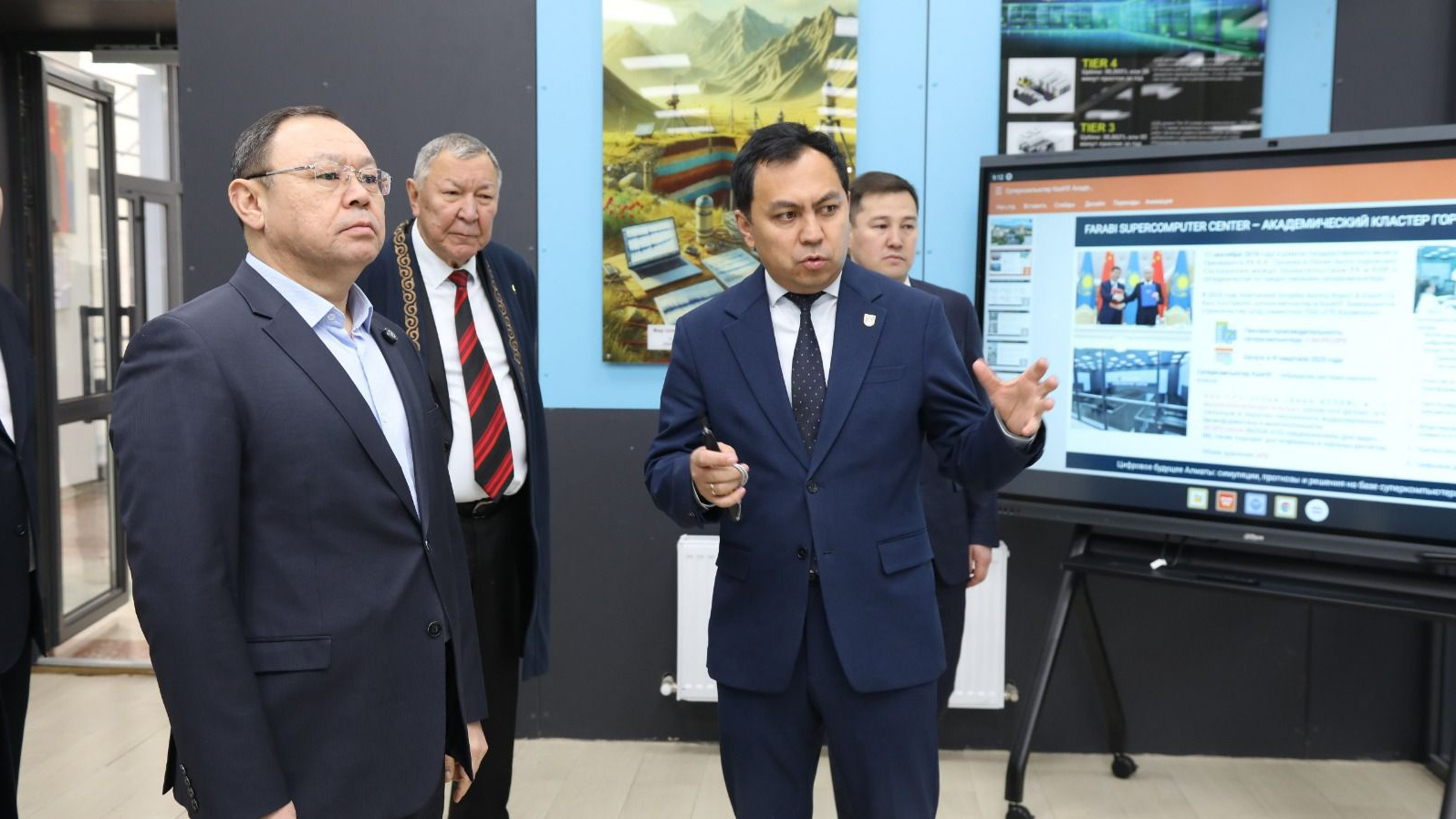 Заместитель акима города Алматы Абзал Нукенов ознакомился с научным потенциалом КазНУ