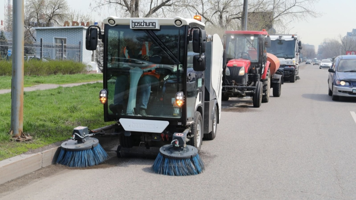 В Алматы коммунальная техника переходит на зимний режим работы