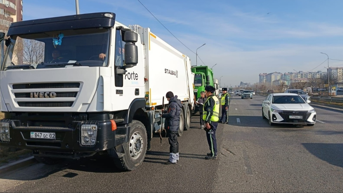 В Алматы усилили контроль спецтранспорта по вывозу мусора в рамках плана по снижению загрязнения воздуха