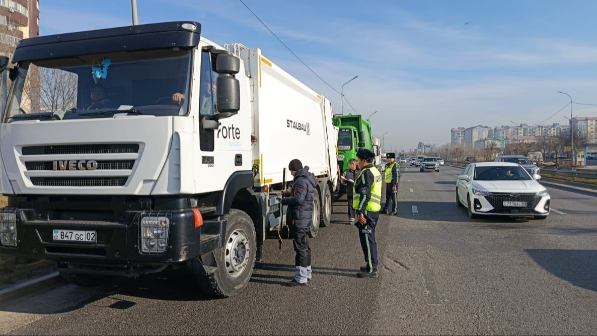 В Алматы усилили контроль спецтранспорта по вывозу мусора в рамках плана по снижению загрязнения воздуха