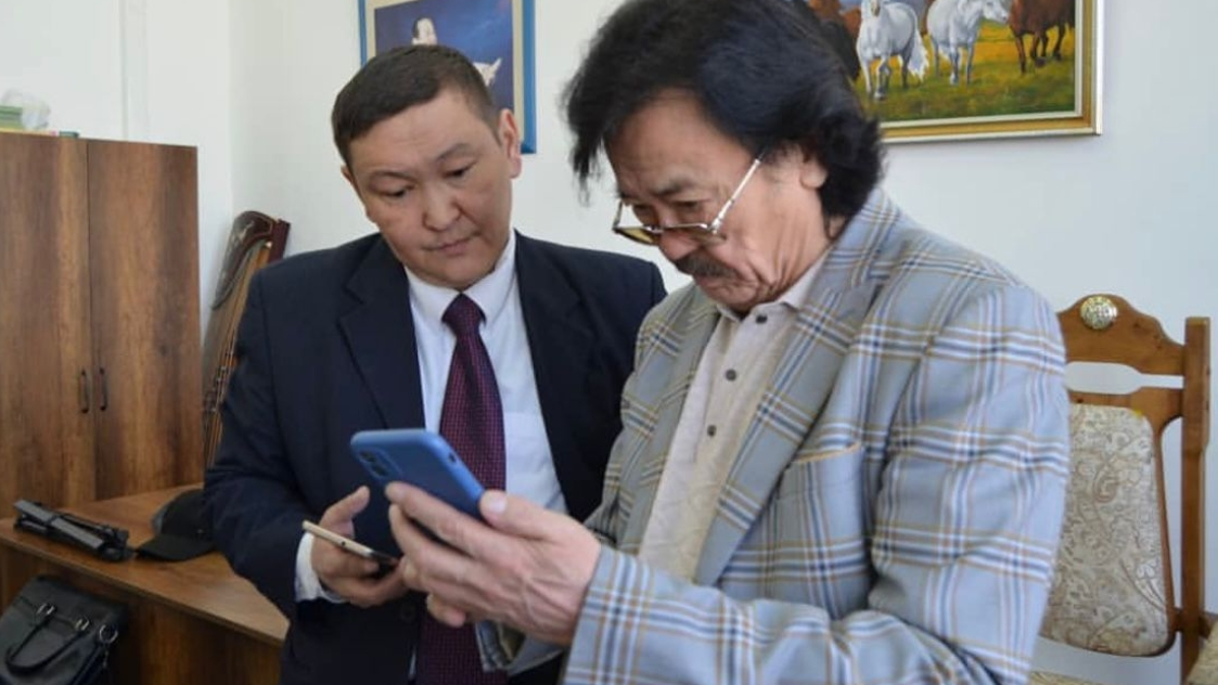 В доме алматинского журналиста хранятся 200 картин с подписями знаменитостей