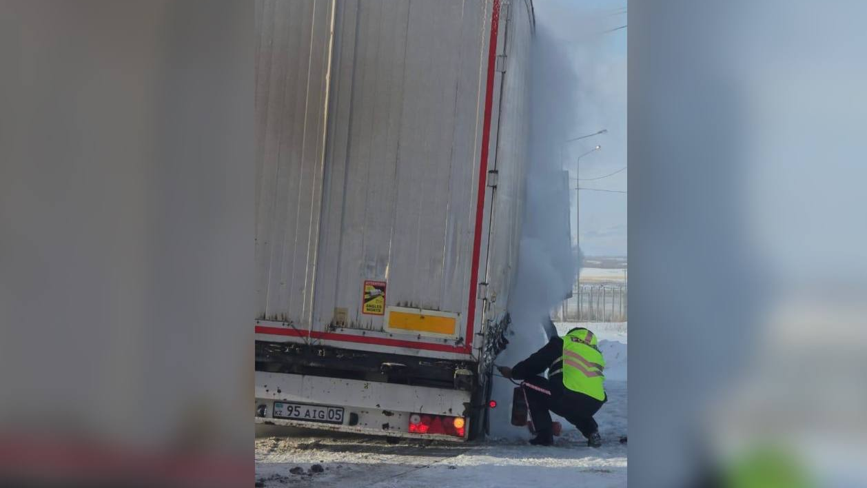 На трассе в ВКО полицейские предотвратили возгорание грузовика