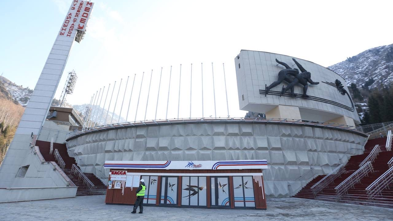 Аким Алматы ознакомился с ходом реконструкции высокогорного спортивного комплекса «Медеу»