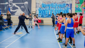 Рой Джонс провел мастер-класс для юных боксеров в Астане