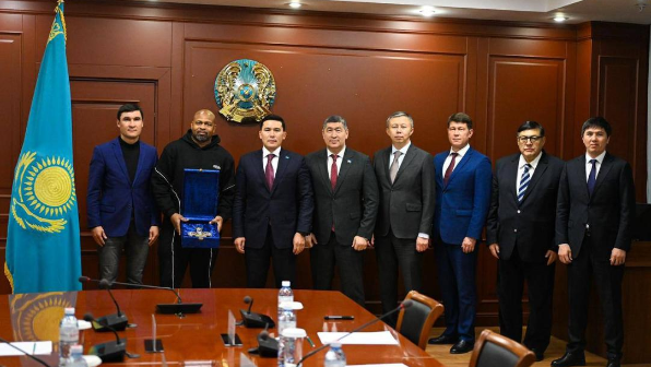 Ербол Мырзабосынов встретился с легендарным боксером Роем Джонсом