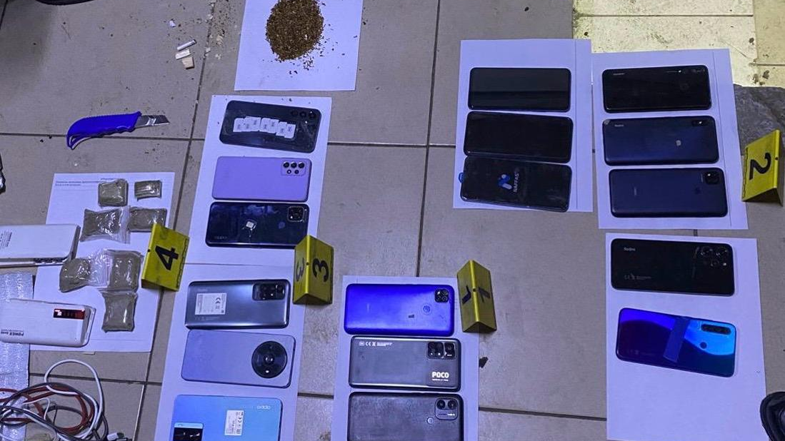 В Уральске предотвращена попытка проноса 17 телефонов в учреждение