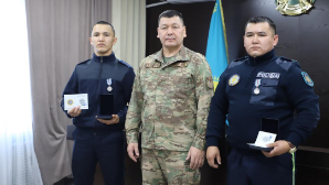 В области Ұлытау награждены полицейские за спасение детей при пожаре