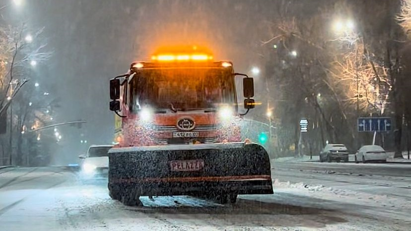 После ночного снегопада в Алматы началась масштабная уборка на улицах и дворах