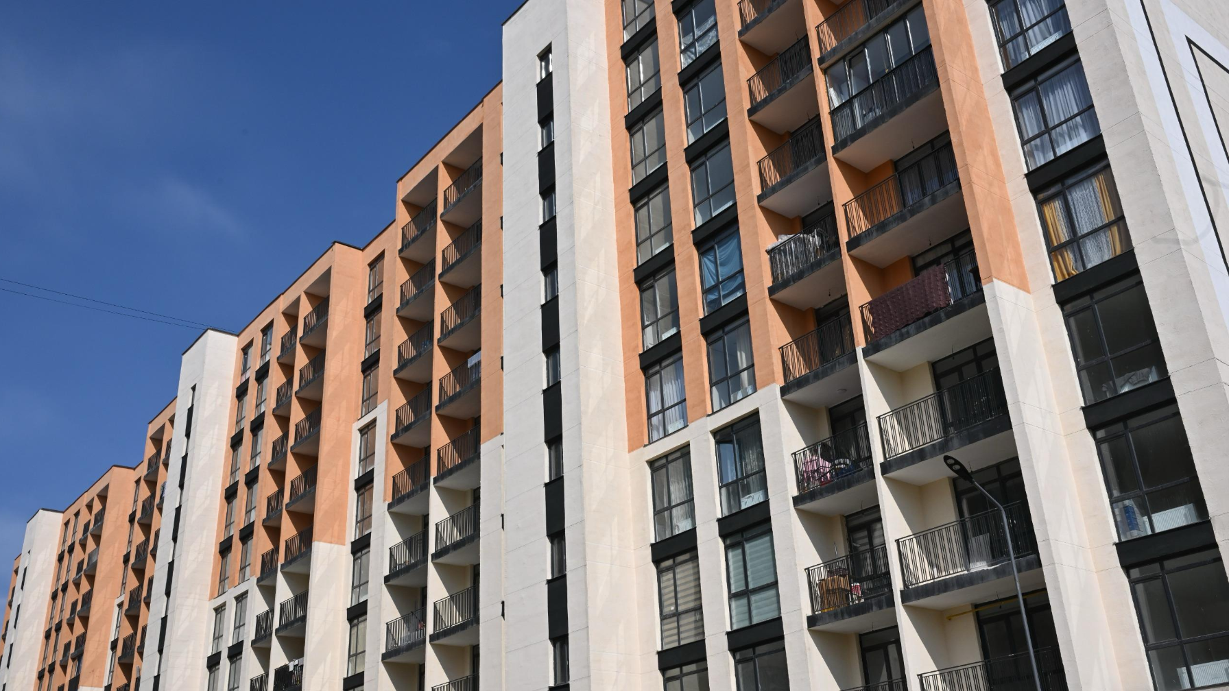 Заместитель акима Алматы Алмасхан Сматлаев представил итоги жилищной политики 2025 года