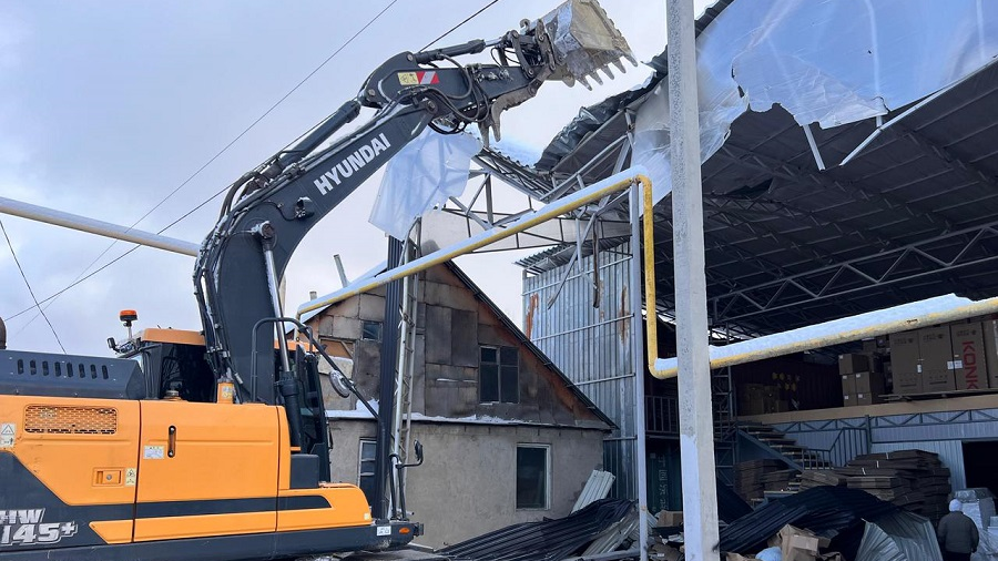 В Алматы сносят незаконное двухэтажное здание