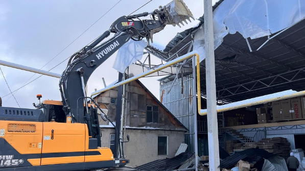 В Алматы сносят незаконное двухэтажное здание